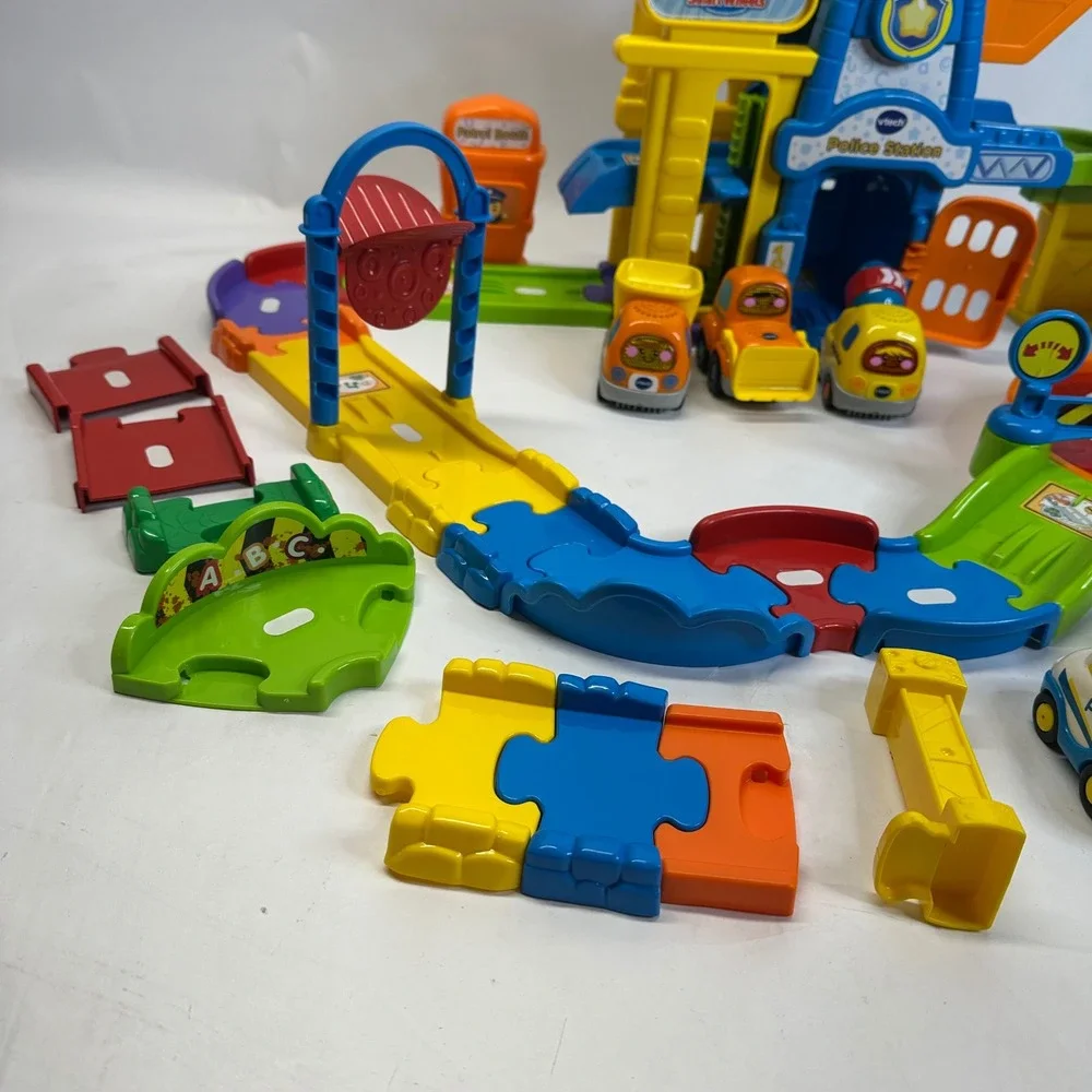 VTech Go Go Smart Wheels Police Station Playset with 6 Vehicles and Tracks